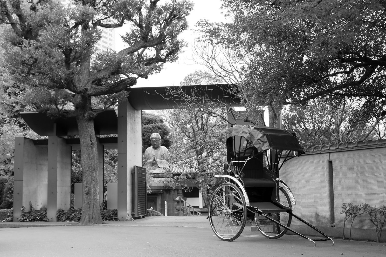 天王寺の山門前に置かれた人力車