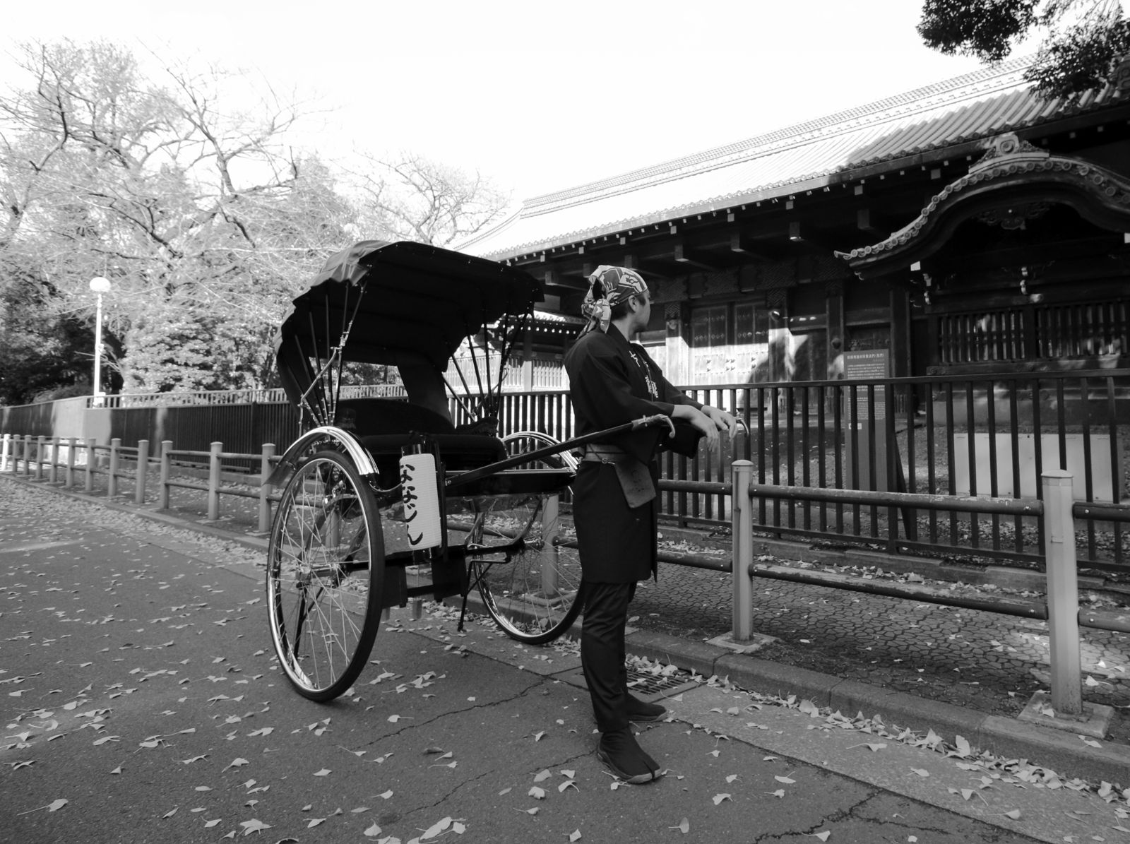 上野の黒門の前で梶棒にもたれる車夫